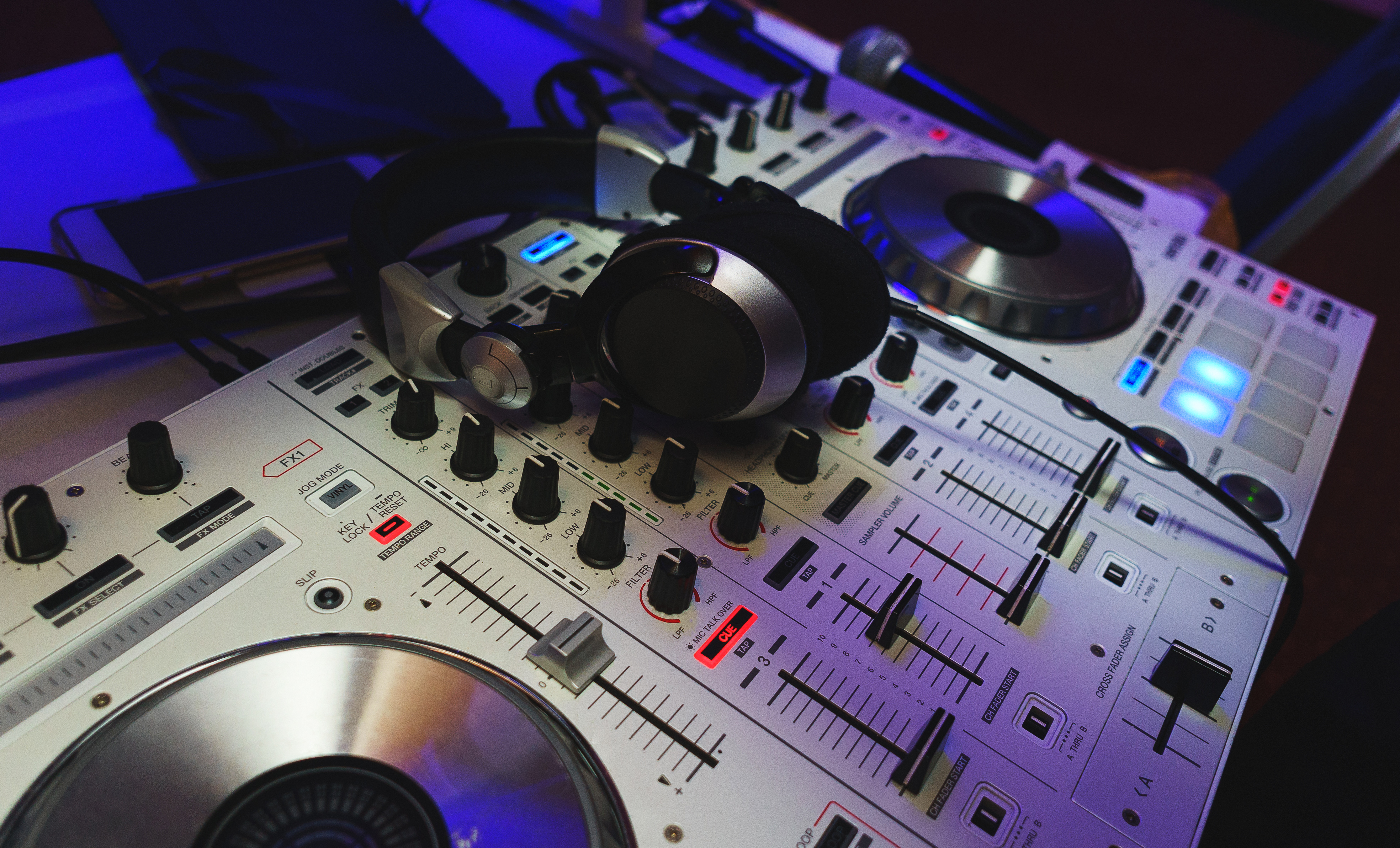 DJ Setup mit Screen und Lautsprecher